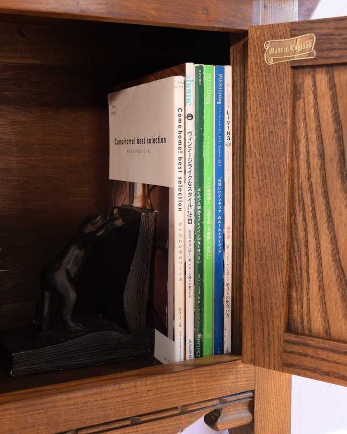 アンティークのキャビネット アンティーク家具 扉の彫りがキレイな英国アンティーク家具、ペディスタルカップボード。扉の中は収納たっぷりA4サイズの雑誌までしっかり収納出来ちゃう大きさ。(k-2729-f)