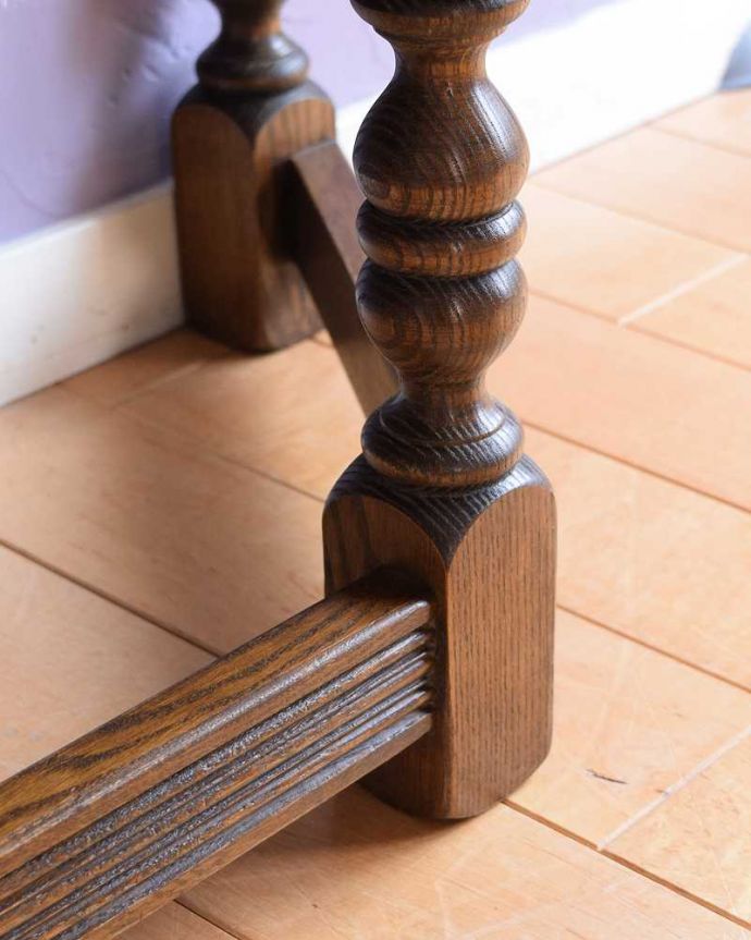 アンティークのキャビネット アンティーク家具 扉の彫りがキレイな英国アンティーク家具、ペディスタルカップボード。女性1人でもラクに運べちゃうヒミツHandleのアンティークは、脚の裏にフェルトキーパーをお付けしているので、床を滑らせれば女性でも移動がカンタンに出来ます!ご安心下さい。(k-2729-f)