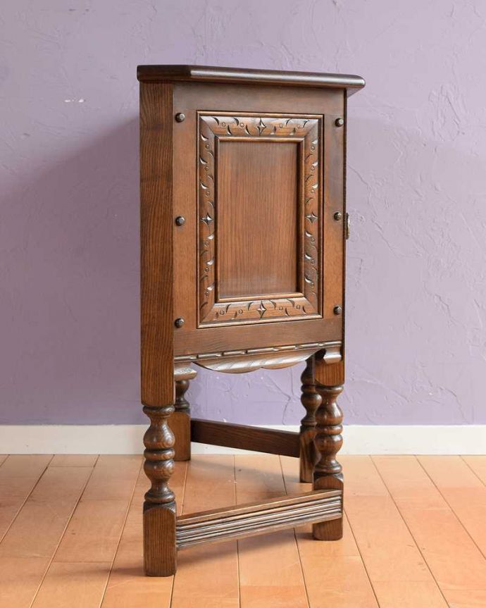 アンティークのキャビネット アンティーク家具 扉の彫りがキレイな英国アンティーク家具、ペディスタルカップボード。クルッと回転。(k-2729-f)