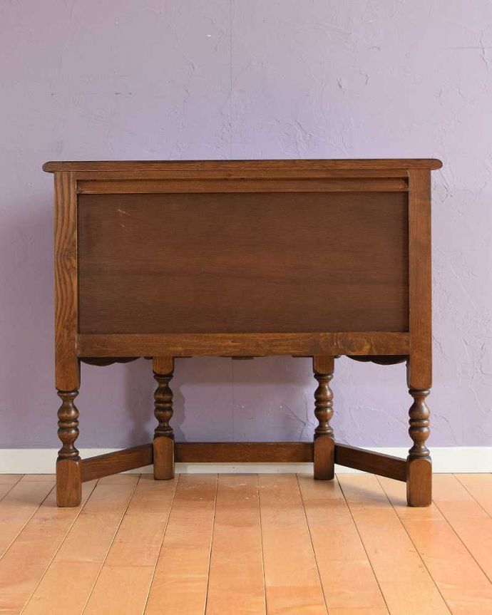 アンティークのキャビネット アンティーク家具 扉の彫りがキレイな英国アンティーク家具、ペディスタルカップボード。後ろ姿もキレイですアンティークは新品ではないので、経年変化によるキズはありますが、専門の職人がキレイにお直しをしているので、後ろ姿もキレイです。(k-2729-f)