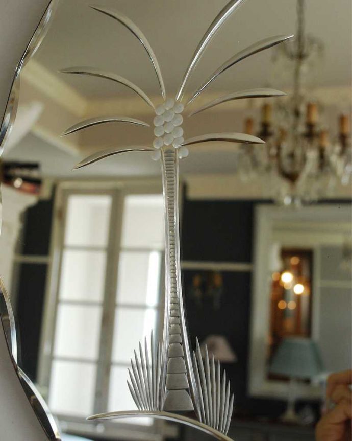 アンティーク ミラー（鏡）　アンティーク雑貨　ヤシの木が描かれたカッティングの美しいアンティークミラー。アンティークでしか手に入らないキラキラ感キラッと輝く美しい面取りがデザインになっているアンティークのミラー。(k-2729-z)