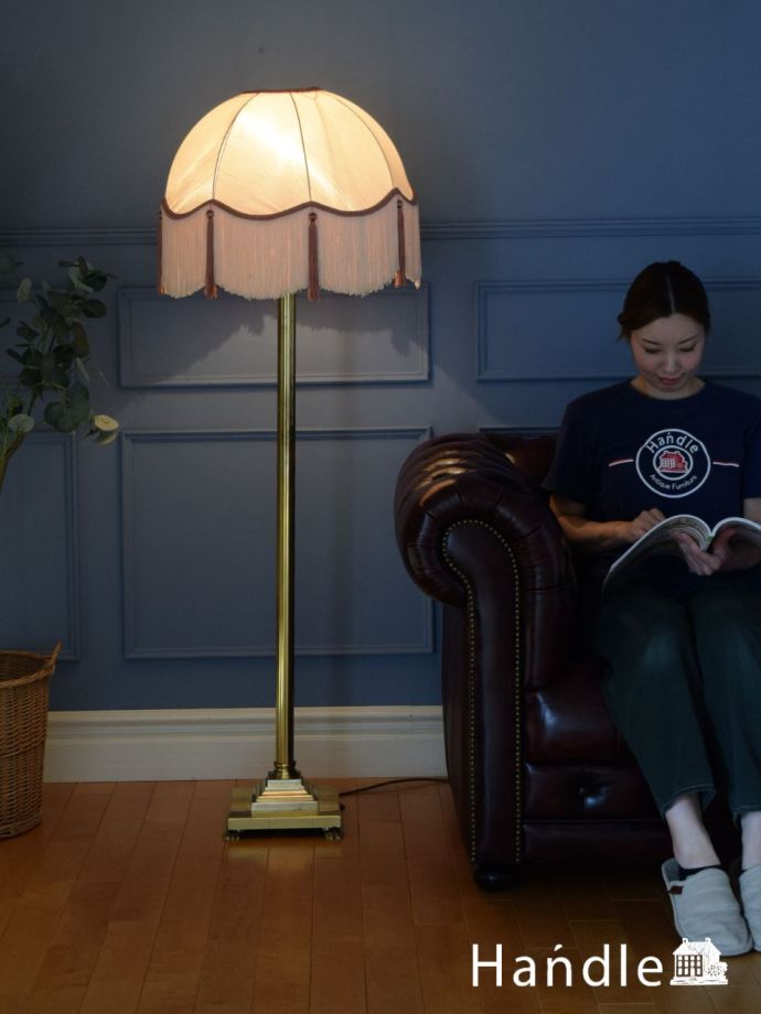 フロアランプの優しい灯り