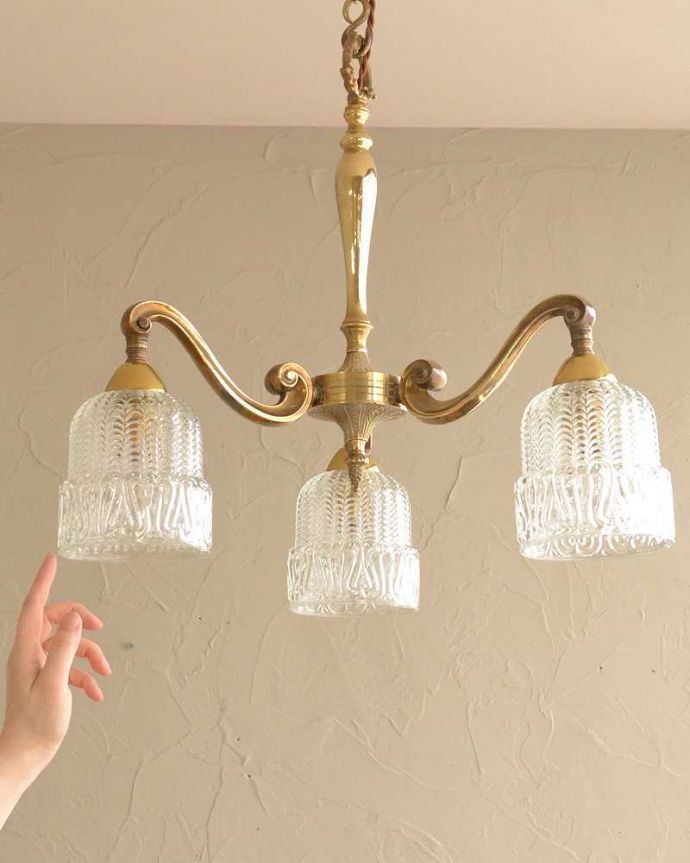 シャンデリア　照明・ライティング　イギリスで見つけた真鍮×ガラスシェードのアンティークシャンデリア(3灯)(E17シャンデリア電球付)。。(k-2730-z)