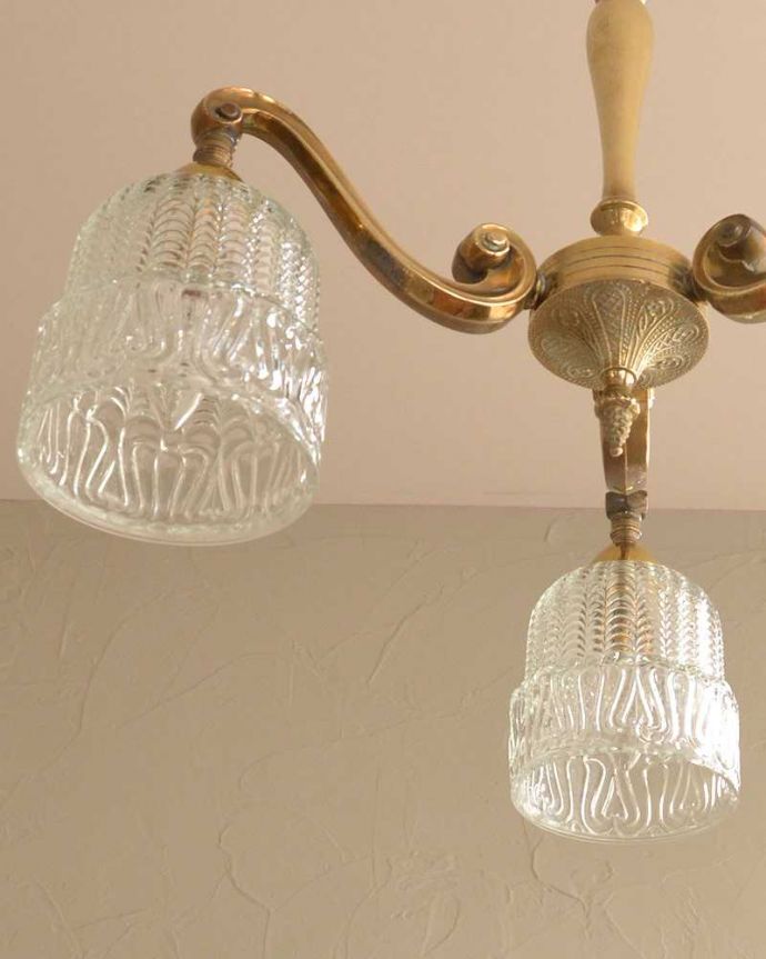 シャンデリア　照明・ライティング　イギリスで見つけた真鍮×ガラスシェードのアンティークシャンデリア(3灯)(E17シャンデリア電球付)。。(k-2730-z)