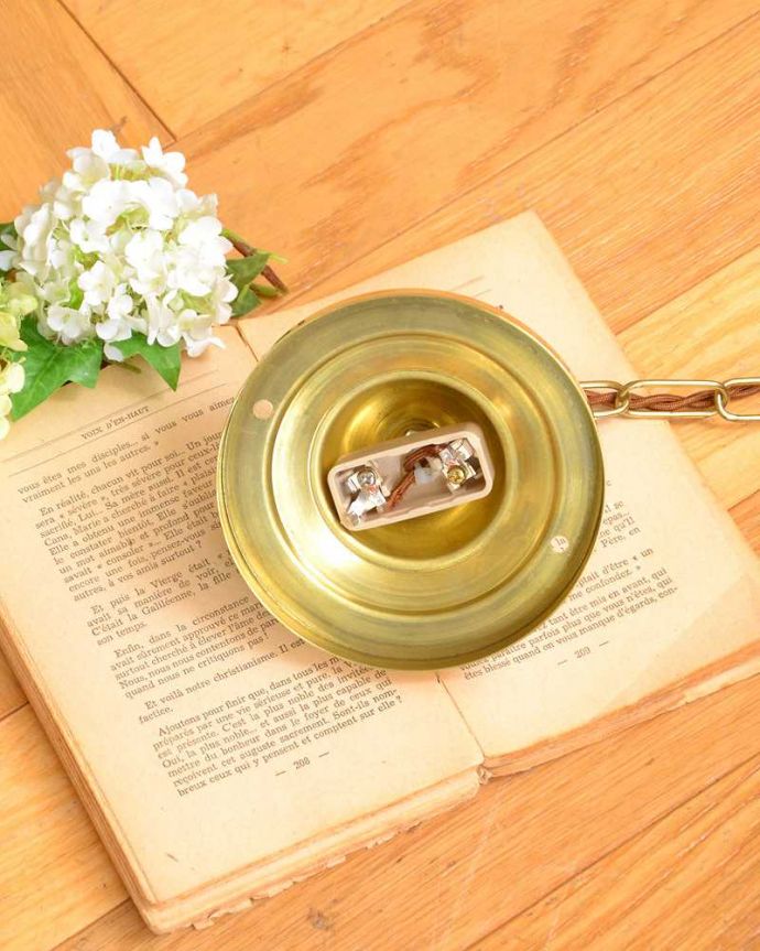 シャンデリア　照明・ライティング　イギリスで見つけた真鍮×ガラスシェードのアンティークシャンデリア(3灯)(E17シャンデリア電球付)。引っ掛けタイプです自分でも取り付け出来る引っ掛けシーリング(ローゼット対応)仕様で加工してあります。(k-2730-z)