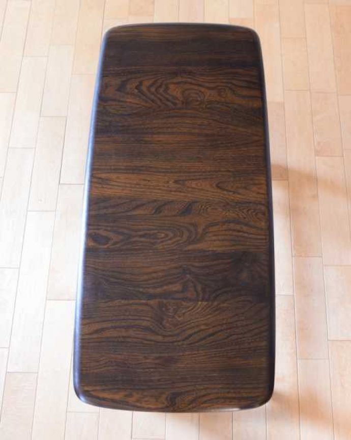 アーコールの家具　アンティーク家具　脚のデザインがおしゃれなアーコール社のコーヒーテーブル。天板を上から見ると･･･コーヒーテーブルの天板は毎日使う場所だから、しっかり修復しました。(k-2731-f)