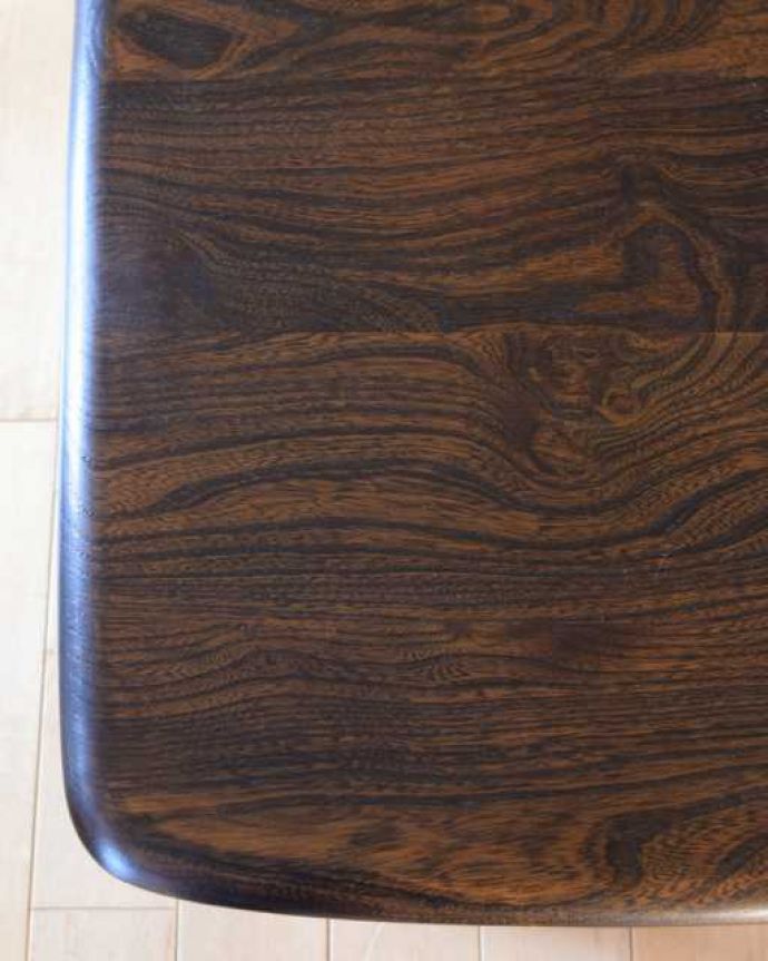 アーコールの家具　アンティーク家具　脚のデザインがおしゃれなアーコール社のコーヒーテーブル。近づいて見てみると･･･アンティークはもちろん新品ではないので小さなキズや汚れはありますが、キレイにお直ししたので満足して頂ける自信があります！。(k-2731-f)