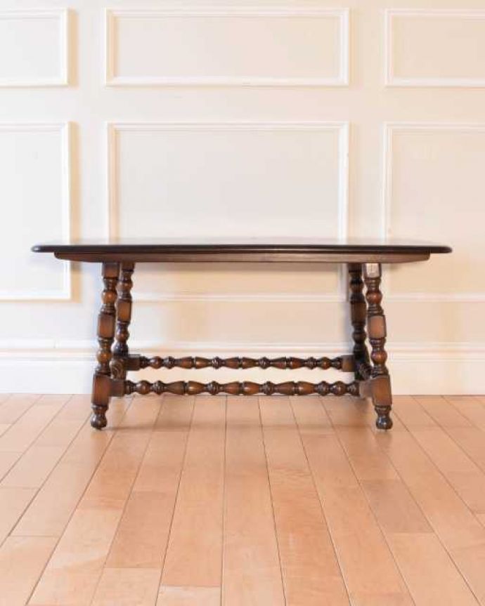 アーコールの家具　アンティーク家具　脚のデザインがおしゃれなアーコール社のコーヒーテーブル。横から見た姿もステキ見る角度によって、印象が違って見えます。(k-2731-f)