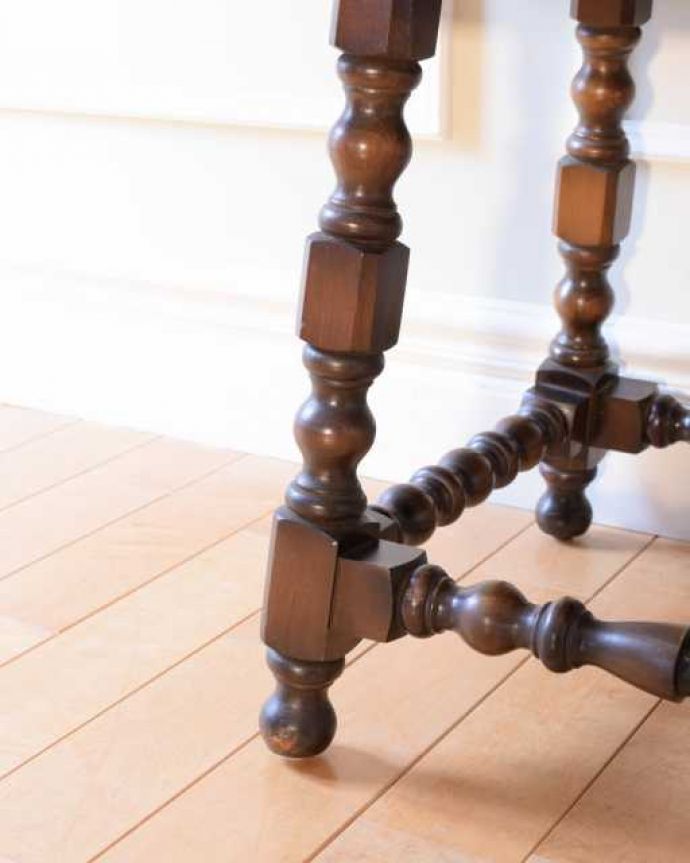 アーコールの家具　アンティーク家具　脚のデザインがおしゃれなアーコール社のコーヒーテーブル。持ち上げなくても移動できます！Handleのアンティークは、脚の裏にフェルトキーパーをお付けしていますので、床を滑らせて簡単に移動する事が出来ます。(k-2731-f)