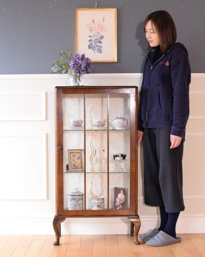 アンティークのキャビネット アンティーク家具 英国アンティークの家具、ガラスの模様がキラキラ輝くガラスキャビネット(飾り棚) 。どこにでも置けちゃうサイズが魅力のキャビネットちょっとしたスペースがあればどこにでも置けちゃうコンパクトサイズのガラスキャビネット。(k-2732-f)