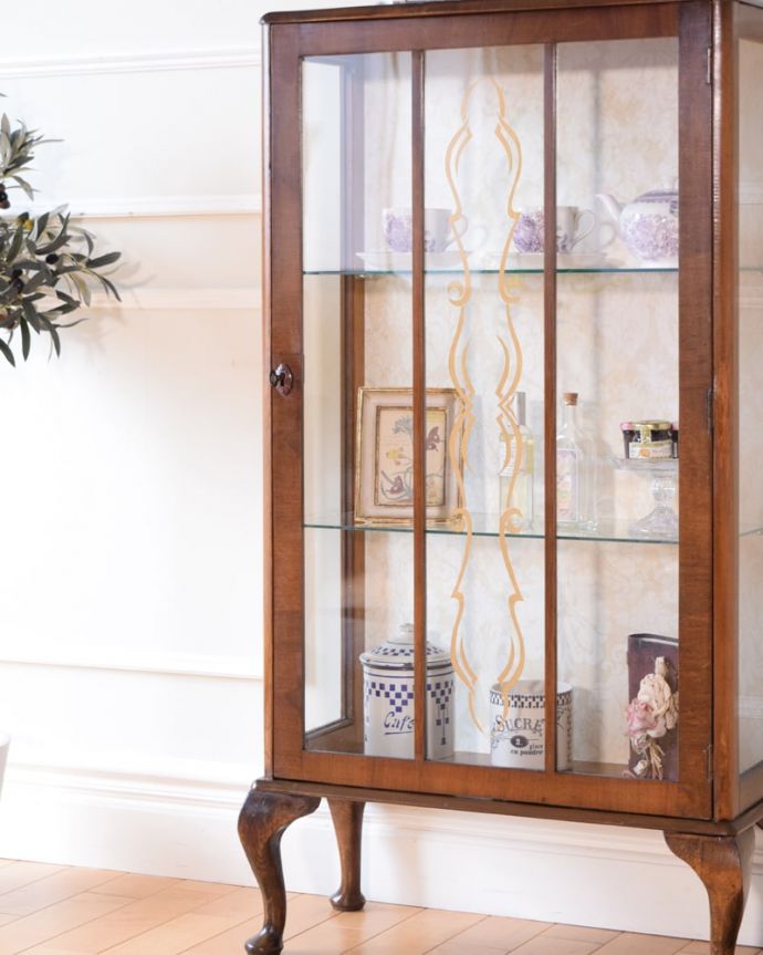 アンティークのキャビネット アンティーク家具 英国アンティークの家具、ガラスの模様がキラキラ輝くガラスキャビネット(飾り棚) 。ガラス越しに中をのぞいてみると・・・中に入れたものが、なんだかちょっと高級に見えちゃうんです。(k-2732-f)