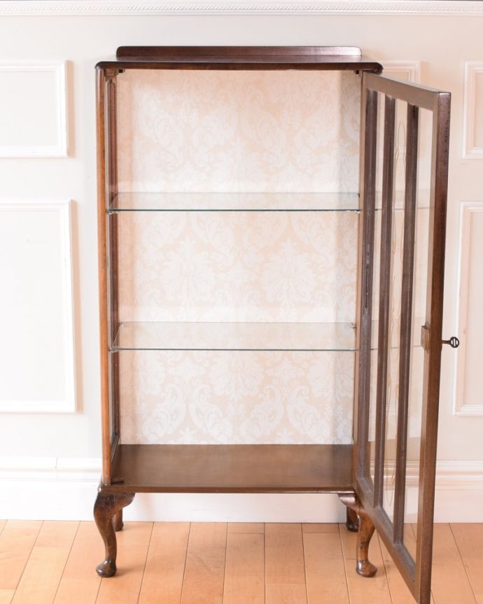 アンティークのキャビネット アンティーク家具 英国アンティークの家具、ガラスの模様がキラキラ輝くガラスキャビネット(飾り棚) 。扉を開けると、中はこんな感じです職人が背板の生地を新しいもので張り替えてキレイに修復して仕上げました。(k-2732-f)