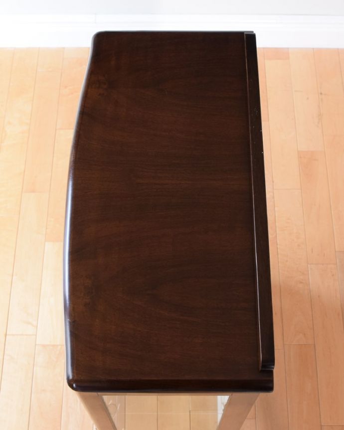 アンティークのキャビネット アンティーク家具 英国アンティークの家具、ガラスの模様がキラキラ輝くガラスキャビネット(飾り棚) 。上から形を見てみましょうキャビネットの形はこんな感じです。(k-2732-f)