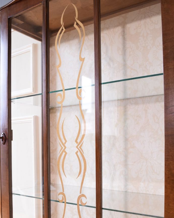 アンティークのキャビネット アンティーク家具 英国アンティークの家具、ガラスの模様がキラキラ輝くガラスキャビネット(飾り棚) 。キレイに残っていてくれましたガラスに描かれている絵は剥がれているものが多いんだけれど、この子はしっかりキレイに残っていてくれました。(k-2732-f)