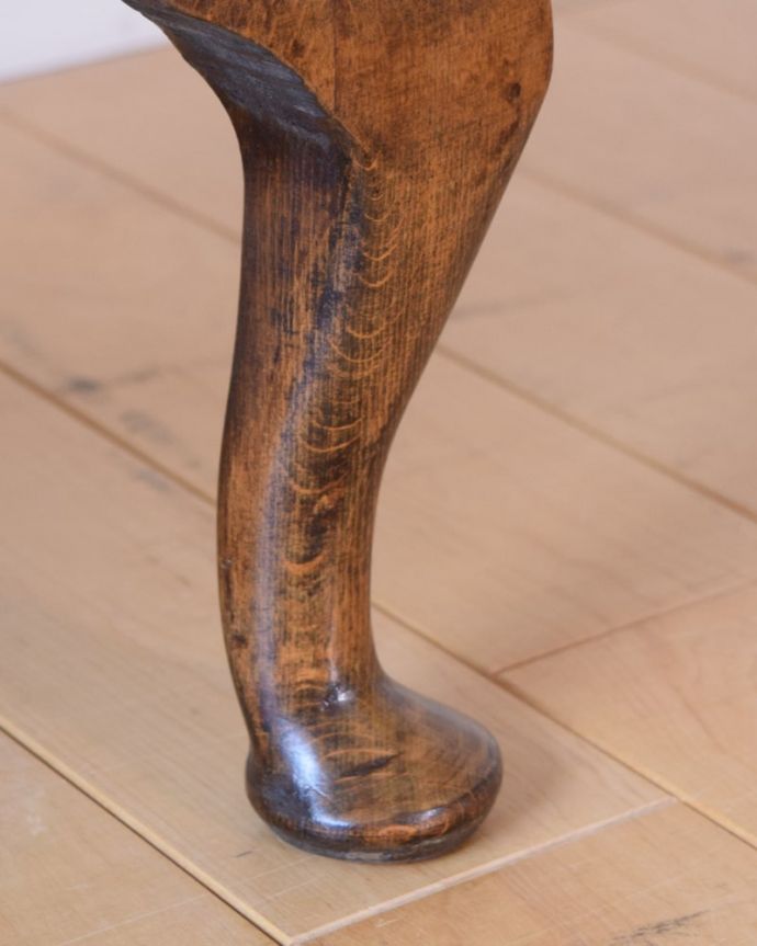 アンティークのキャビネット アンティーク家具 英国アンティークの家具、ガラスの模様がキラキラ輝くガラスキャビネット(飾り棚) 。女性1人でラクラク運べちゃう仕掛けHandleのアンティークは、脚の裏にフェルトキーパーをお付けしています。(k-2732-f)