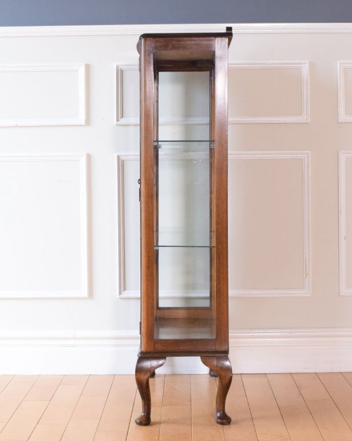 アンティークのキャビネット アンティーク家具 英国アンティークの家具、ガラスの模様がキラキラ輝くガラスキャビネット(飾り棚) 。横から見ると・・・横面もガラス。(k-2732-f)