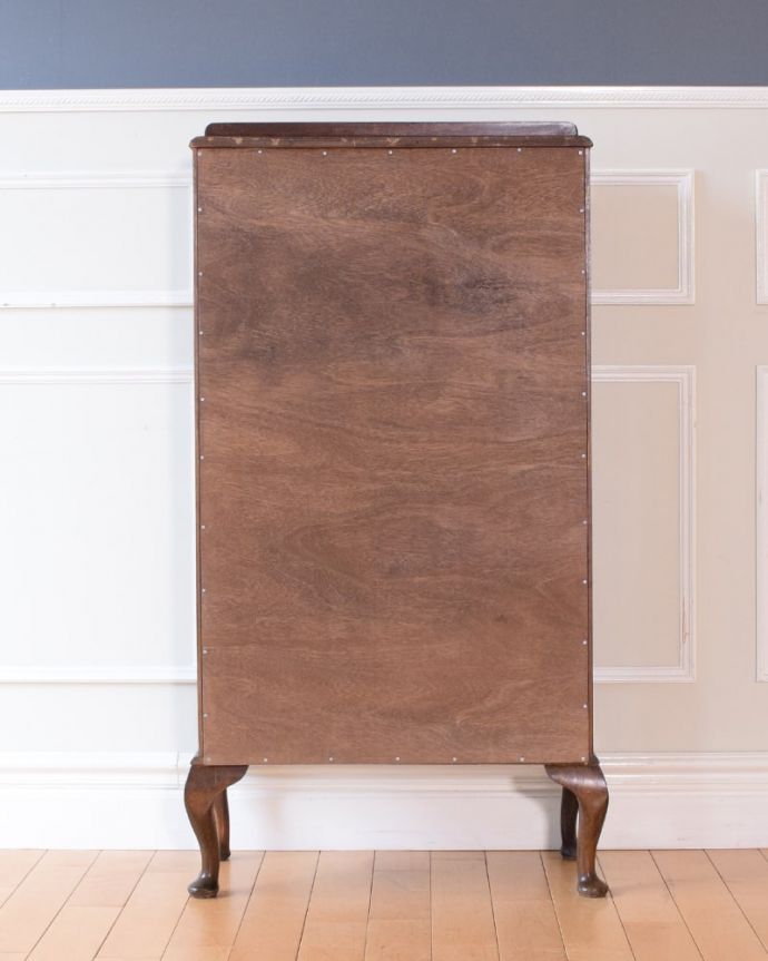 アンティークのキャビネット アンティーク家具 英国アンティークの家具、ガラスの模様がキラキラ輝くガラスキャビネット(飾り棚) 。修復してあるので後姿もキレイ!アンティークは新品ではないので、もちろん経年変化によるキズはありますが、専門の職人がキレイに修復したので、後ろ姿もキレイです。(k-2732-f)