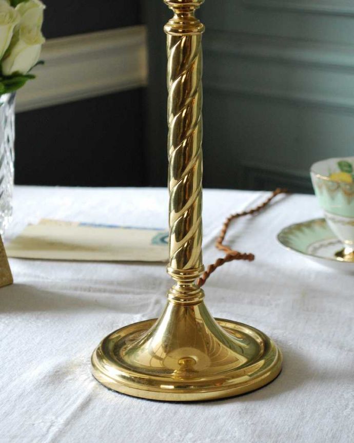 スタンドライト　照明・ライティング　イギリスから届いたゴールドのアンティークテーブルランプ(１灯)（B22シャンデリア球付）。。(k-2732-z)