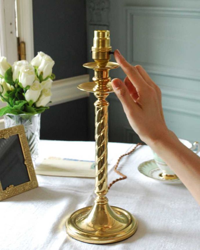 スタンドライト　照明・ライティング　イギリスから届いたゴールドのアンティークテーブルランプ(１灯)（B22シャンデリア球付）。。(k-2732-z)