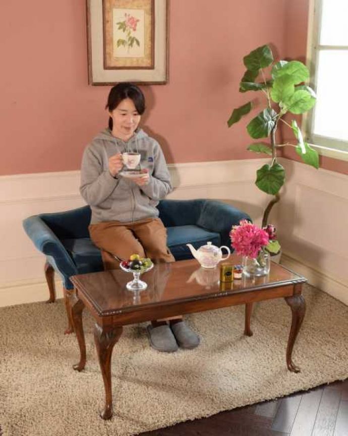アンティークのテーブル アンティーク家具 美しい天板の木目が華やかなイギリスのアンティークコーヒーテーブル。どんな場所にも似合う英国らしいコーヒーテーブル実用的に使える英国らしいアンティークのコーヒーテーブル。(k-2733-f)
