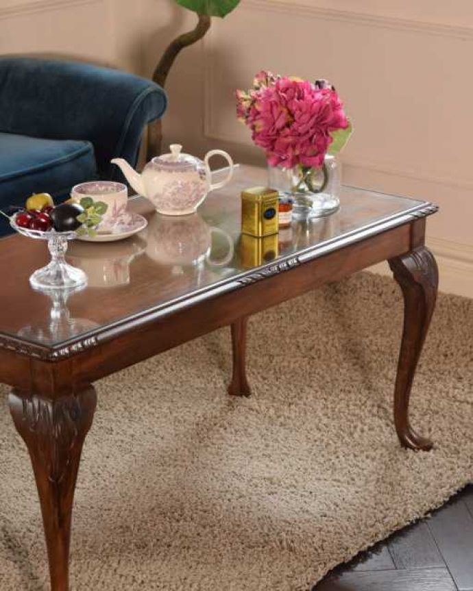 アンティークのテーブル アンティーク家具 美しい天板の木目が華やかなイギリスのアンティークコーヒーテーブル。英国らしく凝った彫りの入った脚脚だけを見ても、アンティークらしさが感じられる凝った彫。(k-2733-f)