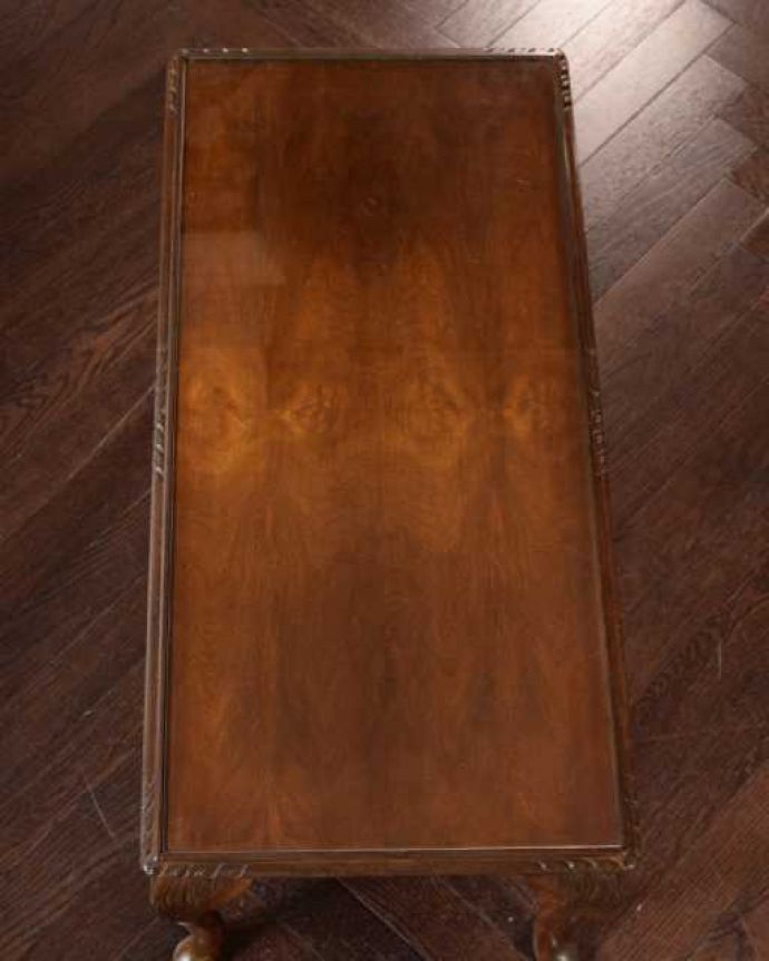 アンティークのテーブル アンティーク家具 美しい天板の木目が華やかなイギリスのアンティークコーヒーテーブル。天板を上から見ると・・・コーヒーテーブルの天板は毎日使う場所だから、しっかり修復しました。(k-2733-f)