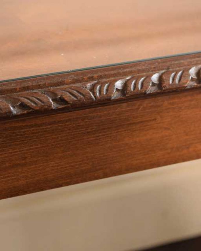 アンティークのテーブル アンティーク家具 美しい天板の木目が華やかなイギリスのアンティークコーヒーテーブル。うっとりする美しさアンティークだから手に入る美しい彫。(k-2733-f)