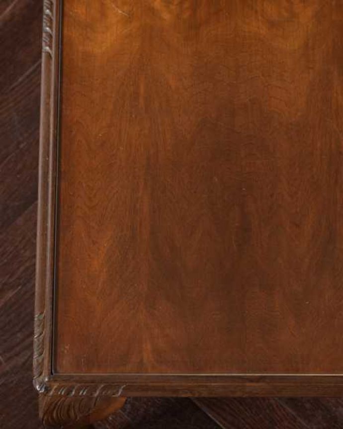 アンティークのテーブル アンティーク家具 美しい天板の木目が華やかなイギリスのアンティークコーヒーテーブル。近づいて見てみると・・・アンティークはもちろん新品ではないので小さなキズや汚れはありますが、キレイにお直ししたので満足して頂ける自信があります!。(k-2733-f)