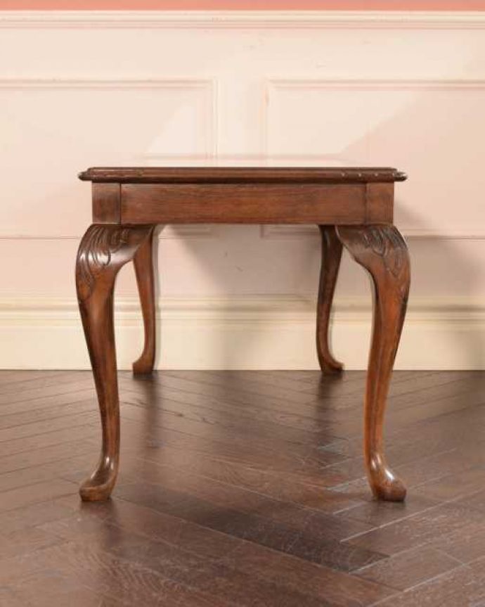 アンティークのテーブル アンティーク家具 美しい天板の木目が華やかなイギリスのアンティークコーヒーテーブル。横から見た姿もステキ横から見るとこんな感じです。(k-2733-f)