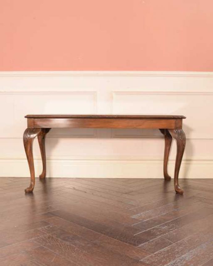 アンティークのテーブル アンティーク家具 美しい天板の木目が華やかなイギリスのアンティークコーヒーテーブル。クルッと回転。(k-2733-f)