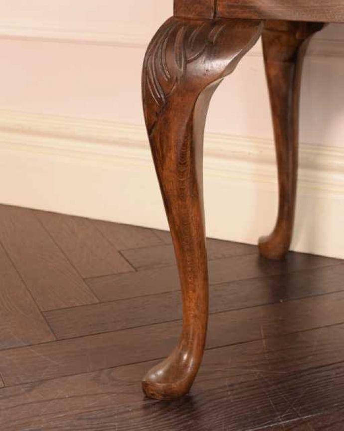 アンティークのテーブル アンティーク家具 美しい天板の木目が華やかなイギリスのアンティークコーヒーテーブル。持ち上げなくても移動できます!Handleのアンティークは、脚の裏にフェルトキーパーをお付けしていますので、床を滑らせて簡単に移動する事が出来ます。(k-2733-f)