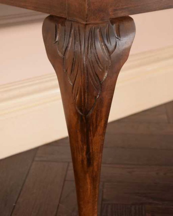 アンティークのテーブル アンティーク家具 美しい天板の木目が華やかなイギリスのアンティークコーヒーテーブル。うっとりする美しさアンティークだから手に入る美しい彫。(k-2733-f)