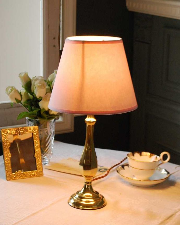 スタンドライト　照明・ライティング　イギリスから届いたゴールドのアンティークテーブルランプ(１灯)（B22シャンデリア球付）。。(k-2733-z)