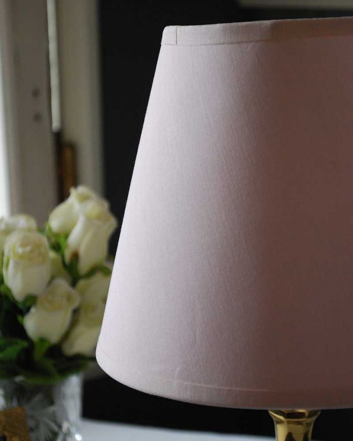 スタンドライト　照明・ライティング　イギリスから届いたゴールドのアンティークテーブルランプ(１灯)（B22シャンデリア球付）。。(k-2733-z)