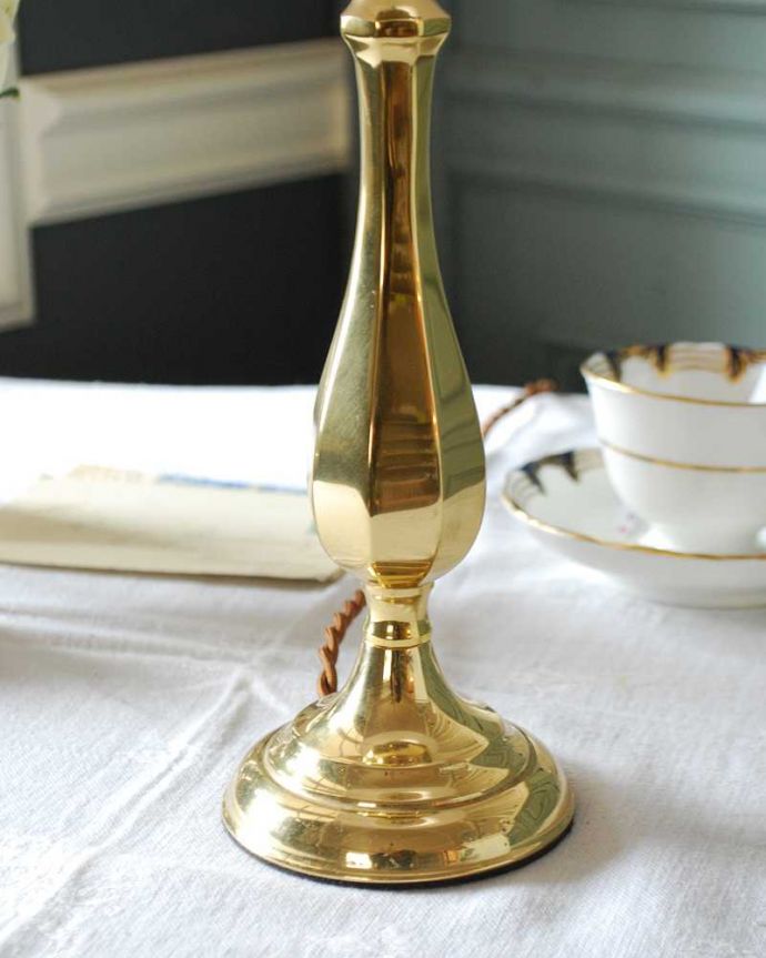 スタンドライト　照明・ライティング　イギリスから届いたゴールドのアンティークテーブルランプ(１灯)（B22シャンデリア球付）。。(k-2733-z)