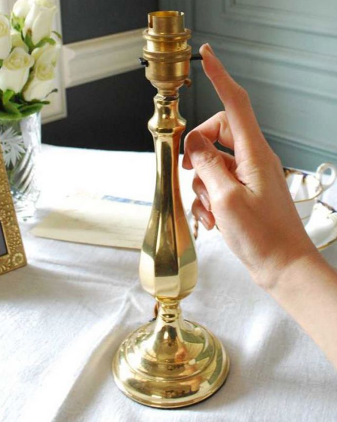 スタンドライト　照明・ライティング　イギリスから届いたゴールドのアンティークテーブルランプ(１灯)（B22シャンデリア球付）。。(k-2733-z)