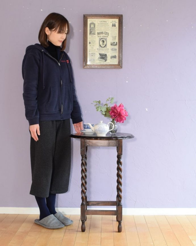 アンティークのテーブル　アンティーク家具　英国から到着したアンティーク家具、ツイスト脚のオケージョナルテーブル 。便利に使えるコンパクトサイズのテーブル「オケージョナル」とは「便利に使える」と言う意味。(k-2734-f)