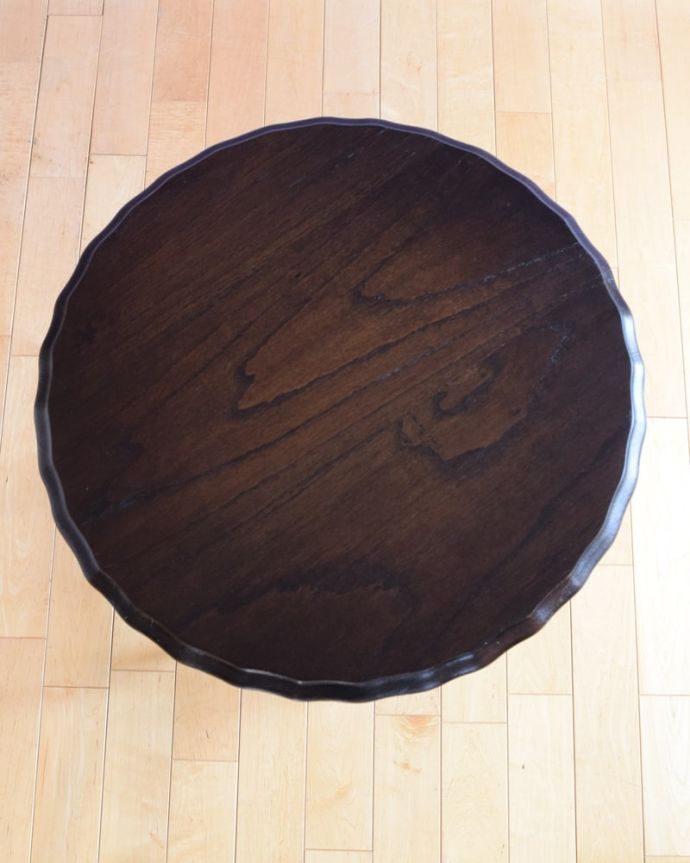 アンティークのテーブル　アンティーク家具　英国から到着したアンティーク家具、ツイスト脚のオケージョナルテーブル 。キレイに修復しましたやっぱり気になるテーブルの天板。(k-2734-f)