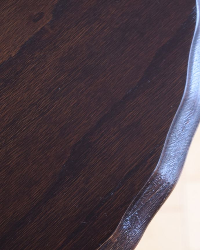 アンティークのテーブル　アンティーク家具　英国から到着したアンティーク家具、ツイスト脚のオケージョナルテーブル 。近づいて見てみると･･･天板を見てみるとこんな感じです。(k-2734-f)