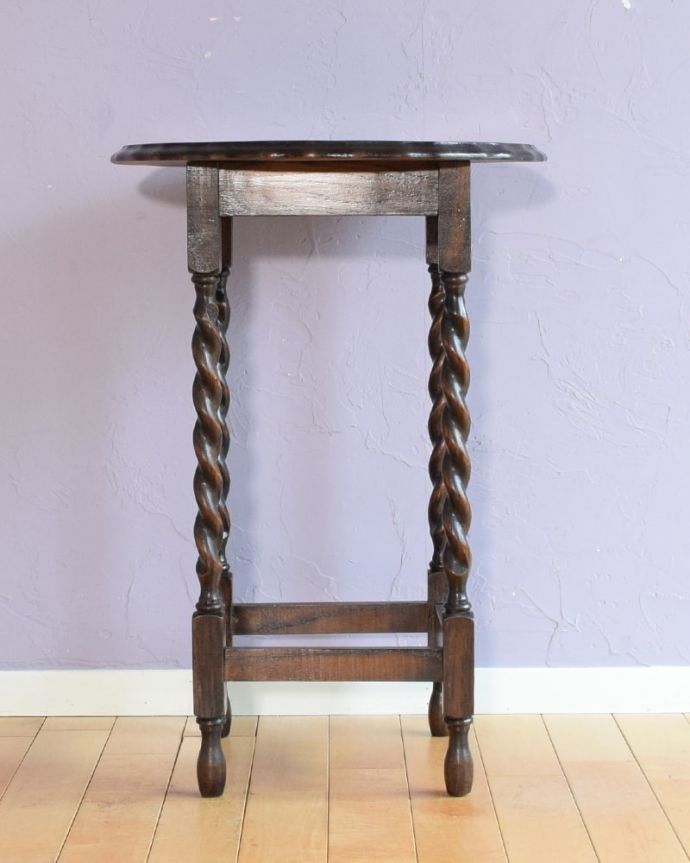 アンティークのテーブル　アンティーク家具　英国から到着したアンティーク家具、ツイスト脚のオケージョナルテーブル 。クルッと回転。(k-2734-f)