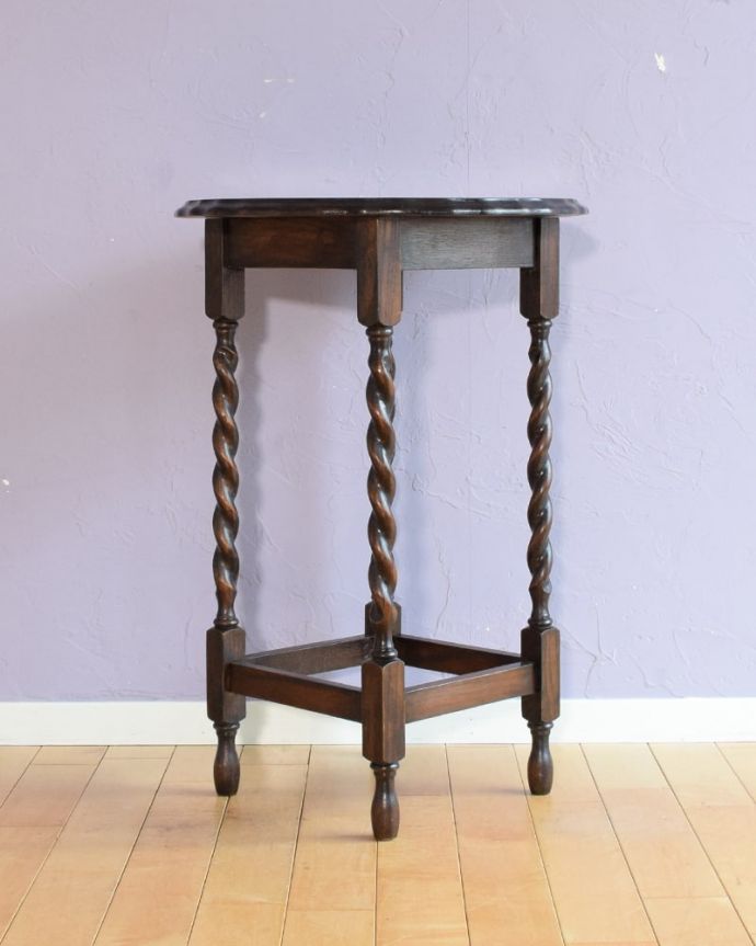 アンティークのテーブル　アンティーク家具　英国から到着したアンティーク家具、ツイスト脚のオケージョナルテーブル 。しっかり修復しました。(k-2734-f)
