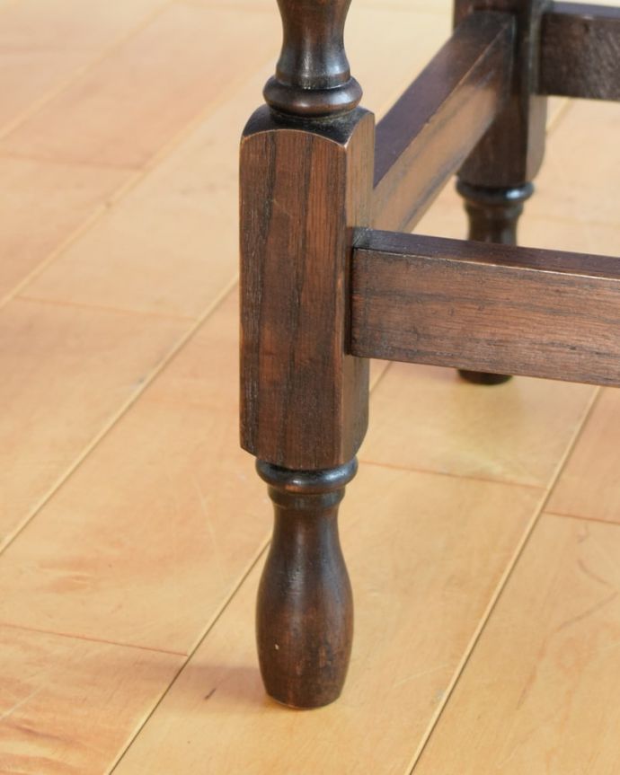 アンティークのテーブル　アンティーク家具　英国から到着したアンティーク家具、ツイスト脚のオケージョナルテーブル 。持ち上げなくても大丈夫！Handleのアンティークは、脚の裏にフェルトキーパーをお付けしています。(k-2734-f)