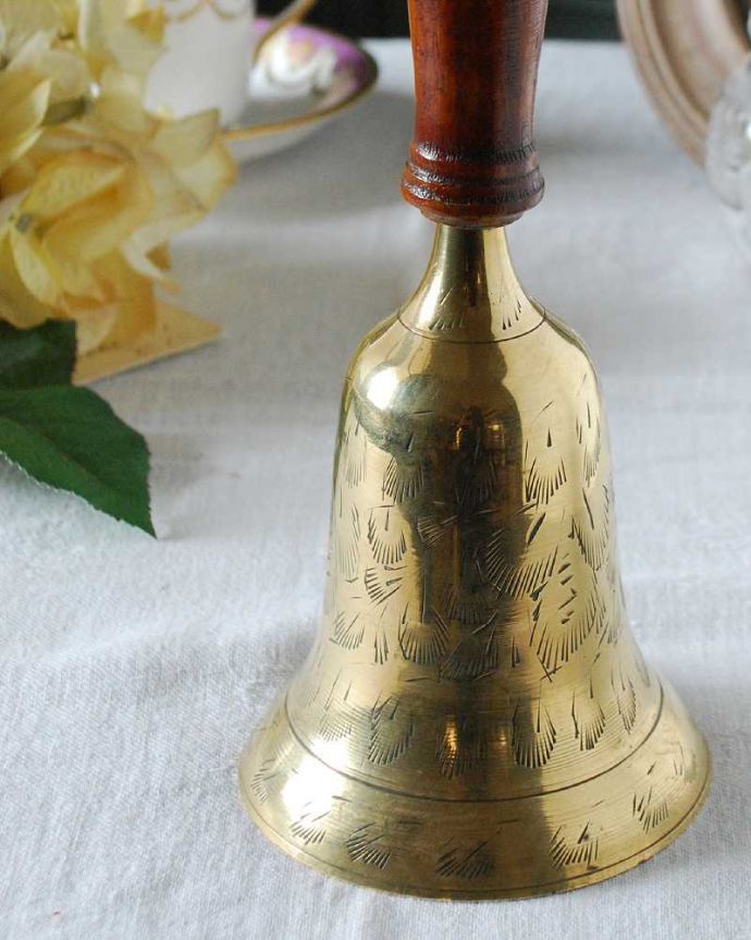 英国輸入の真鍮雑貨、木製の持ち手が付いたアンティークベル(k-2734-z