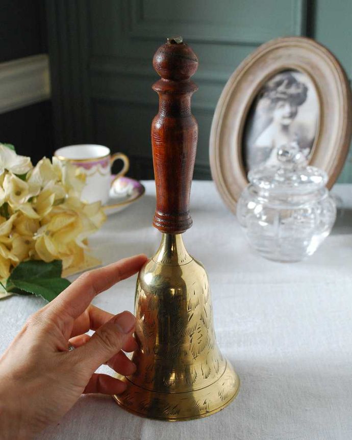 アンティーク 真鍮の雑貨 アンティーク雑貨 英国輸入の真鍮雑貨、木製の持ち手が付いたアンティークベル。キレイな音を奏でてくれますモチーフや大きさもいろいろ。(k-2734-z)