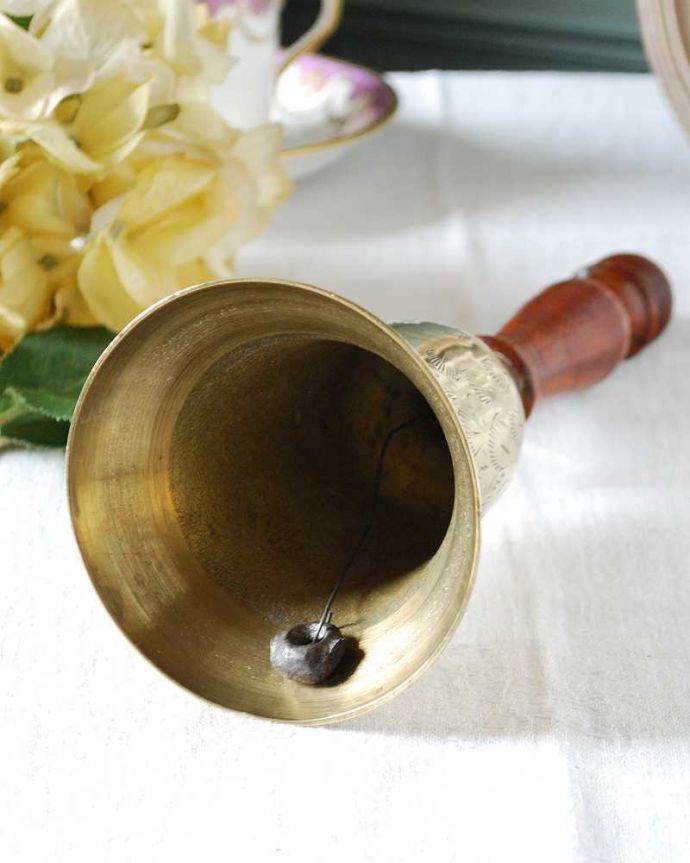 アンティーク 真鍮の雑貨 アンティーク雑貨 英国輸入の真鍮雑貨、木製の持ち手が付いたアンティークベル。キレイな音を奏でてくれますアンティークなので多少のキズやカケがある場合はありますが、きちんと鳴ります。(k-2734-z)