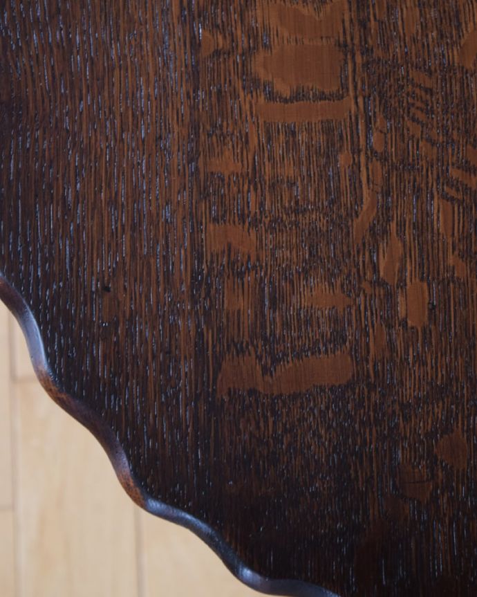 アンティークのテーブル　アンティーク家具　イギリスのアンティーク家具、オーバル型のツイスト脚のオケージョナルテーブル 。近づいて見てみると･･･天板を見てみるとこんな感じです。(k-2735-f)