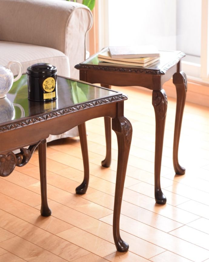 アンティークのテーブル　アンティーク家具　英国のアンティーク家具、ガラス天板が使いやすい３台セットのネストテーブル。一緒でも、バラバラでも使い方は自由自在のアンティーク。(k-2736-f)