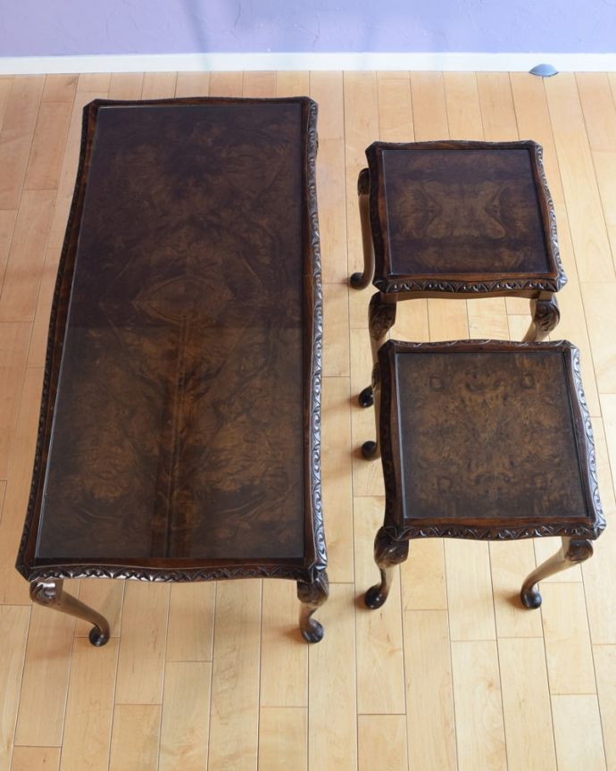 アンティークのテーブル　アンティーク家具　英国のアンティーク家具、ガラス天板が使いやすい３台セットのネストテーブル。3つを並べて上から見てみましょう大中小3つを並べてみると、こんな感じです。(k-2736-f)