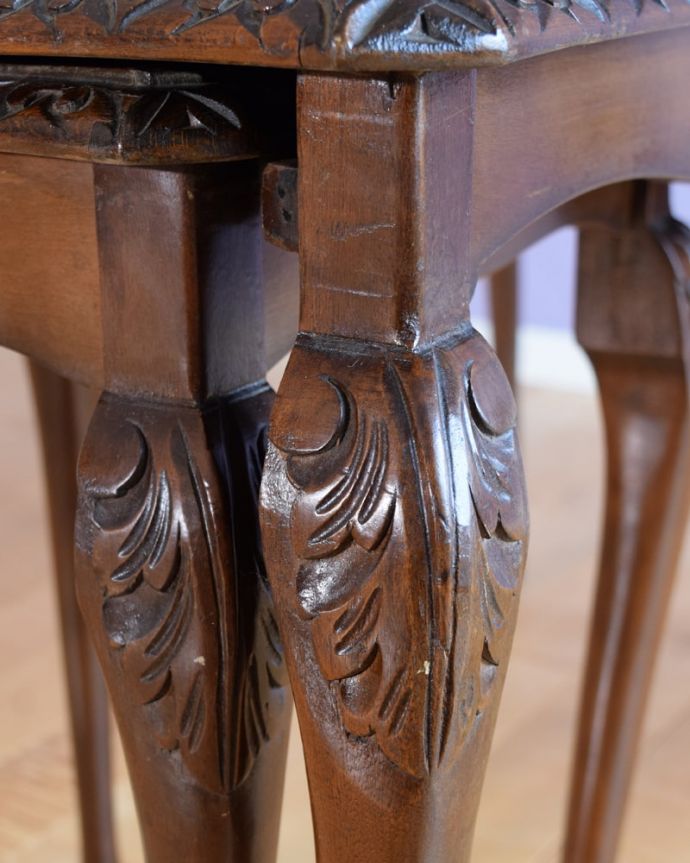 アンティークのテーブル　アンティーク家具　英国のアンティーク家具、ガラス天板が使いやすい３台セットのネストテーブル。うっとりする美しさアンティークだから手に入る美しい彫。(k-2736-f)