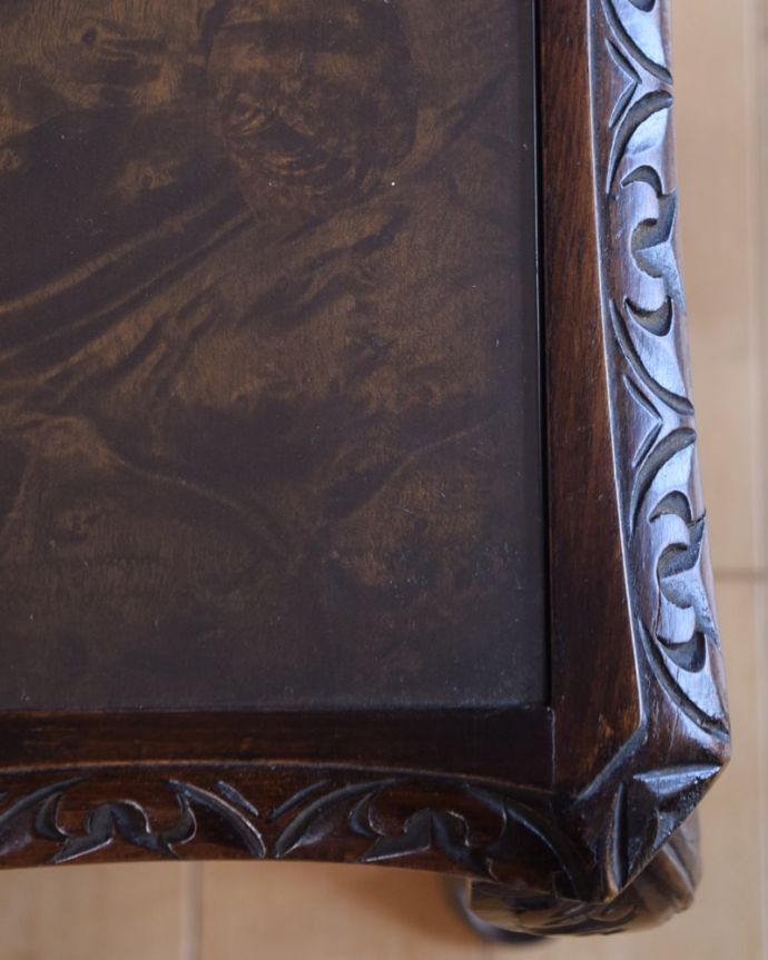 アンティークのテーブル　アンティーク家具　英国のアンティーク家具、ガラス天板が使いやすい３台セットのネストテーブル。天板も修復したのでキレイです修復の時、古い塗装を剥離して再塗装してあるので天板もピカピカです。(k-2736-f)